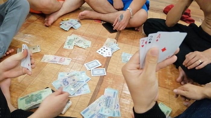 Mơ thấy đánh bài ăn tiền đánh đề con gì may mắn?