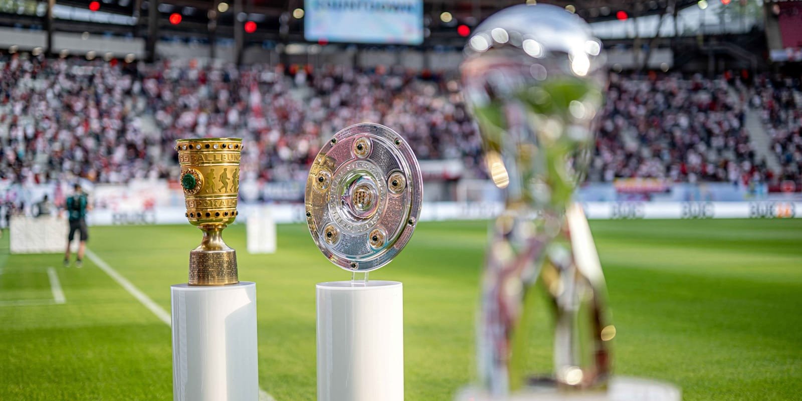 Đĩa bạc Bundes Liga được biết đến với tên gọi Meisterschale
