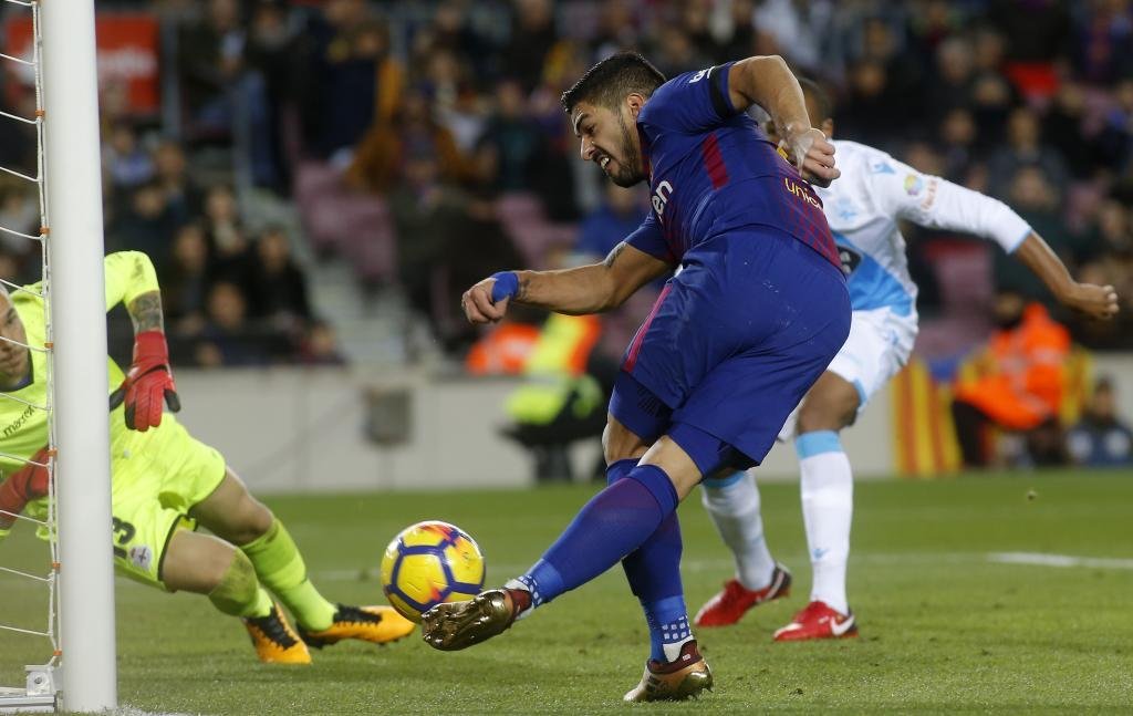 Cầu thủ thực hiện tốt kỹ thuật Rabona chéo chân