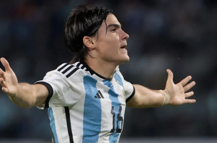 Cầu thủ trẻ lớn lên ở Tây Ban Nha này đã chọn khoác áo đội trẻ Argentina từ khi còn nhỏ