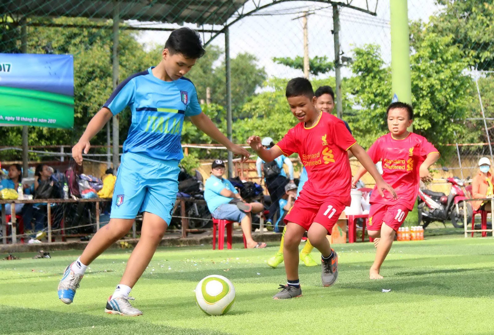Đối tượng tham gia các trận bóng đá cỏ vô cùng đa dạng