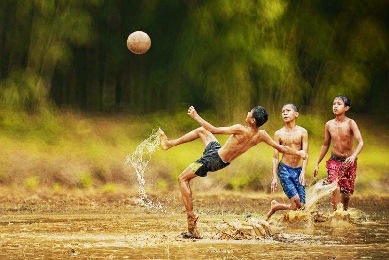 Các trận đấu bóng cỏ diễn ra ở khắp mọi nơi