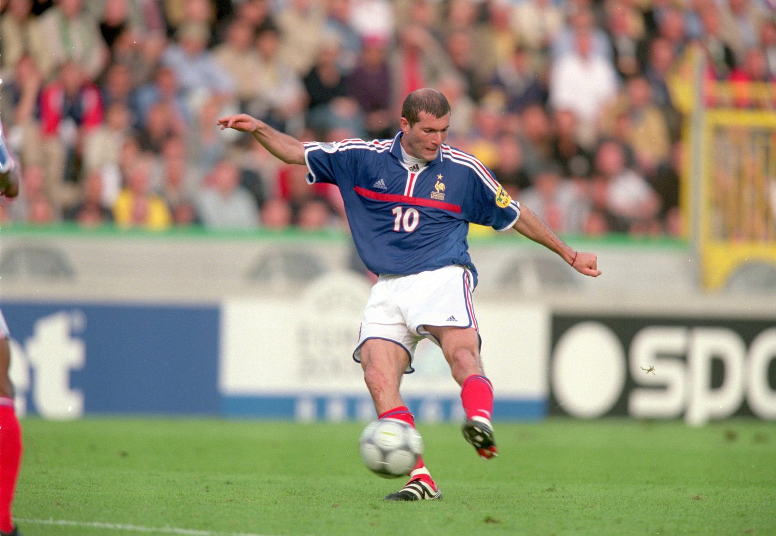 Zinedine Zidane tên thật Zinedine Yazid Zidane còn được biết đến với gọi Zizou